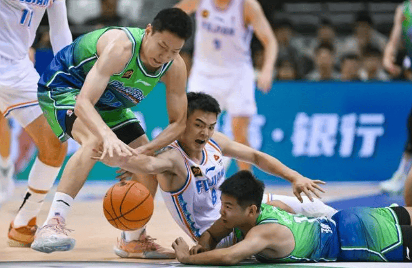 福建男篮在赛场上呈现出强劲势头的形象